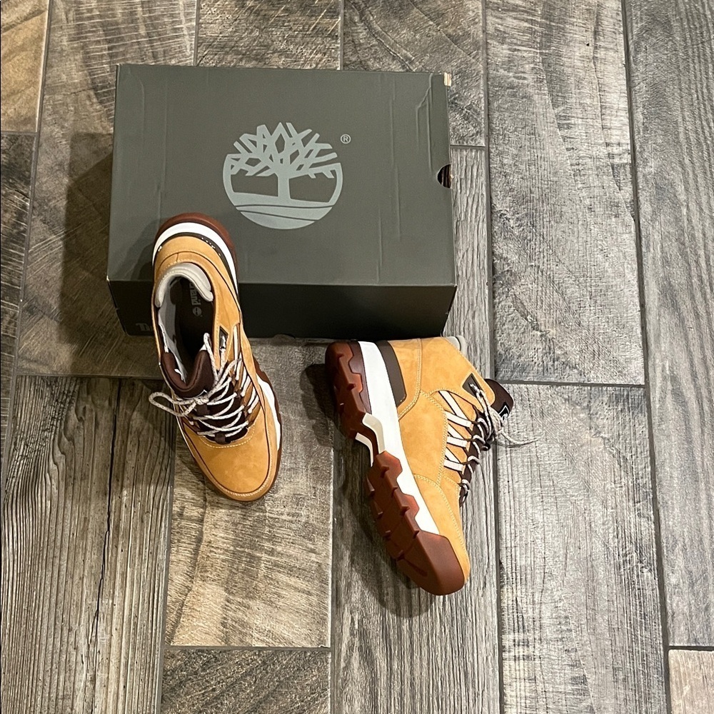 NWT Timberland Brown and White Boots
